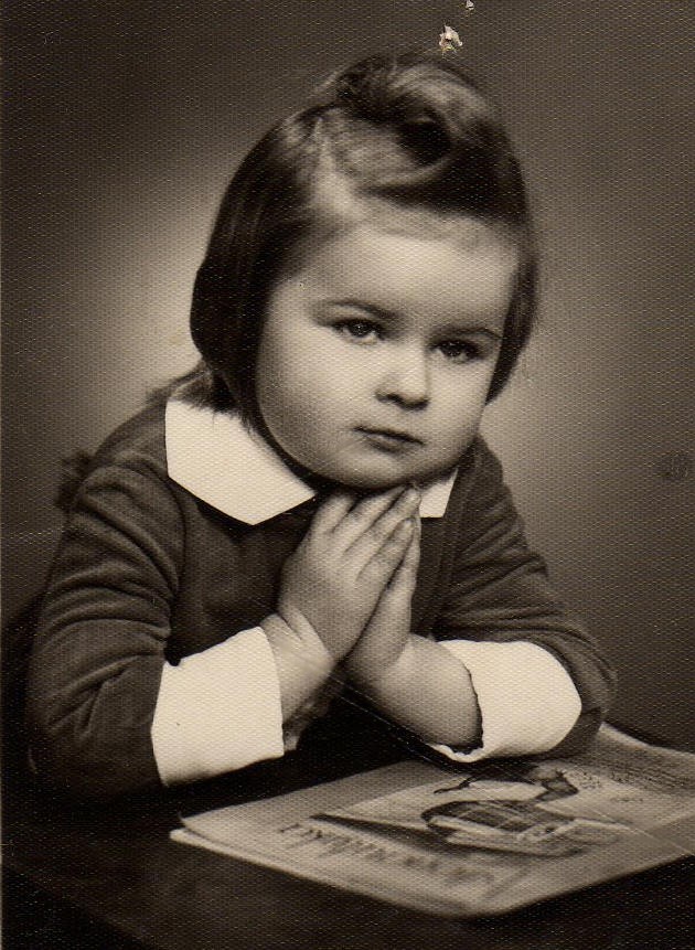 女の子の白黒写真